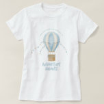Camiseta Chá de fraldas azul, aventura do balão de ar quent<br><div class="desc">A aventura do balão de ar quente azul chá de fraldas aguarda o convite design. Design de camiseta de decor de sexo neutro ou de bebê. Coordenação perfeita da coleção de designs de chás de fraldas.</div>