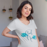 Camiseta Chá de fraldas Nine da Nuvem Azul<br><div class="desc">Design de camiseta Boho e chá de fraldas sonhadora com ilustração aquosa das nuvens azuis turquesas. O texto diz "estamos na nuvem nove."</div>