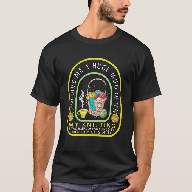 Camiseta Chá E Tricô Só Me Dê Uma Enorme Caneca De Chá (Frente)