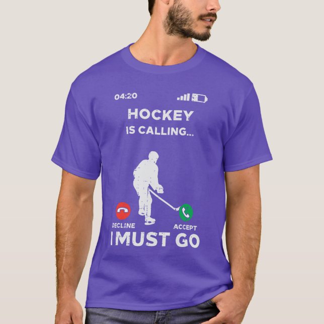 Camiseta Chamada de Hóquei no Gelo Eu Devo Ir Engraçado Jog (Frente)