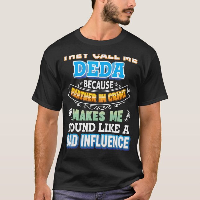 Camiseta Chamam-Me Deda Porque Parceiro Do Crime Padre (Frente)