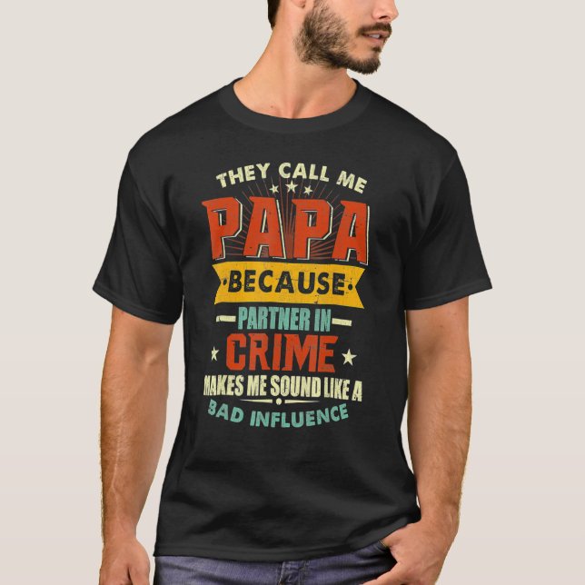 Camiseta Chamam-Me Papá Porque É Parceiro Do Crime Por Gord (Frente)