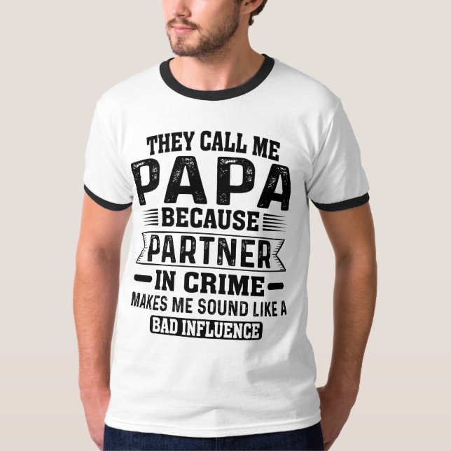 Camiseta Chamam-Me Papá Porque Parceiro Em Crime (Frente)