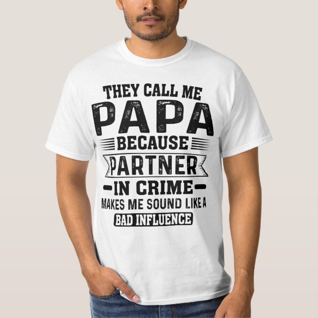 Camiseta Chamam-Me Papá Porque Parceiro Em Crime (Frente)