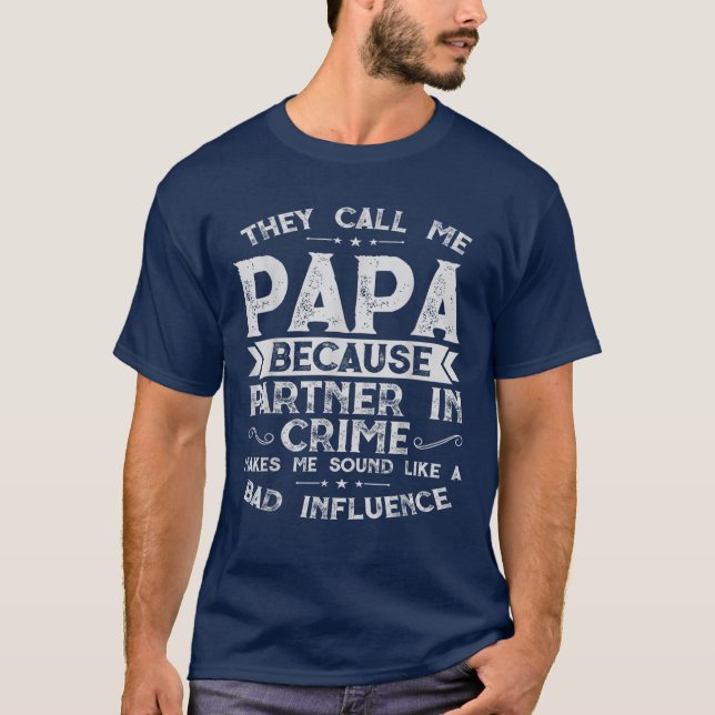 Camiseta Chamam-Me Papá Porque Parceiro Em Crime (Frente)