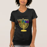 Camiseta Channukah feliz Menora/Chanukia<br><div class="desc">hanuka,  hannuka,  hannukah,  hanukah,  hannukkah,  hanukkah,  chanuka,  channuka,  channukah,  chanukah,  channukkah,  chanukia do chanukkah,  chanukkia,  hanukia,  hanukkia,  menora,  mennora,  feriado do menorra,  feriados,  judaicos,  judaísmo,  "hanukkah feliz",  cara feliz",  candelabros, </div>