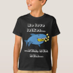 Camiseta Chanucá Me Ama Latkes/Dark Color Shirt<br><div class="desc">"Eu amo lats, num, num, num" Shirt. Personalize eliminando o texto e adicionando o seu próprio texto. Use a cor, o estilo e o tamanho da fonte favoritos. Obrigados para parar e comprar! Muito apreciado. Feliz Chanukah/Hanukkah!! Estilo: Crianças" Hanes TAGLESS® T-Shirt Espere até você pegar essa camisa sem guincho no...</div>