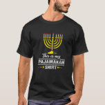 Camiseta Chanukah Pajamas Pela Família Hanukkah Pajamakah<br><div class="desc">Um presente que permanecerá em sua memória.Este Gráfico com o ditado "Este é meu pijama" nele está criado com amor e o design é criado na pequena Suiça da república alpina.Não é o certo para você? Se você quiser ver mais gráficos e comentários sobre o seu tópico Chanucá, clique na...</div>