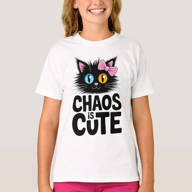 Camiseta Chaos Is Cute – Adorable Black Cat with Bow Kawaii (Frente)
