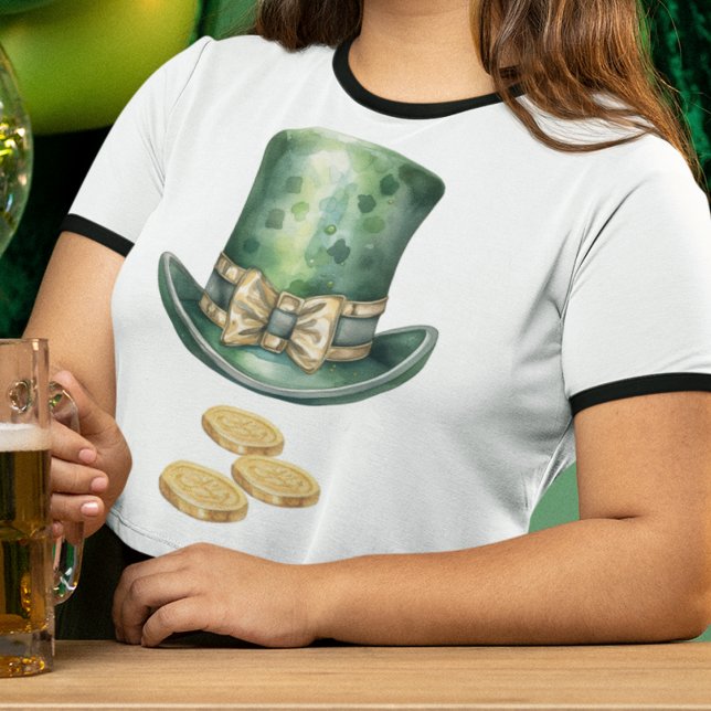 Camiseta Chapéu Verde Escuro com Moedas Douradas (Festive leprechaun hat with gold coins t shirt for St Patrick's Day celebrations and parties. )
