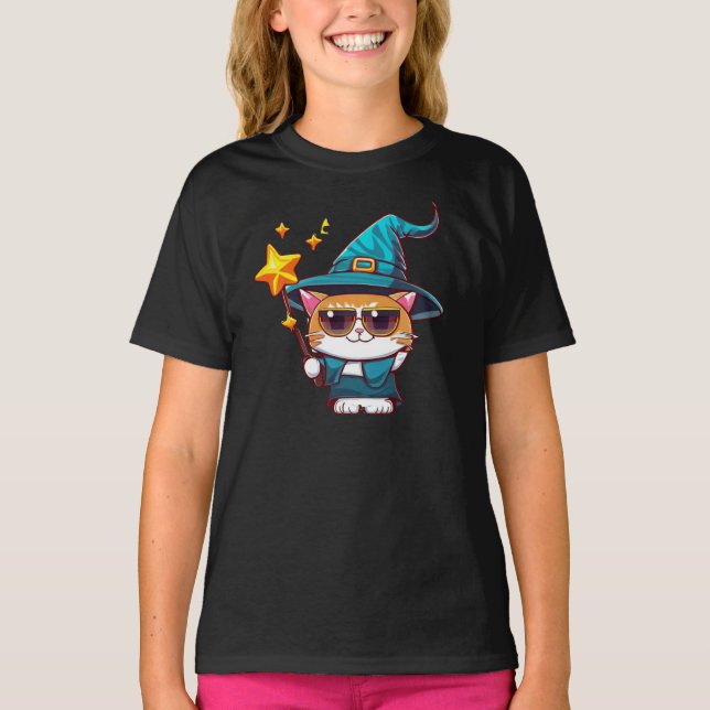 Camiseta Chapéus de Bruxas de Halloween Segurando Estrelas  (Frente)