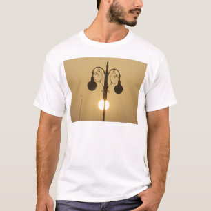 Camiseta Charme Victoriano: Lâmpada de Streetlight Vintage 