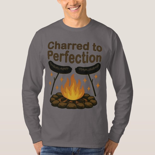 Camiseta Charred to Perfecny Campfire Hot Dog (Frente)