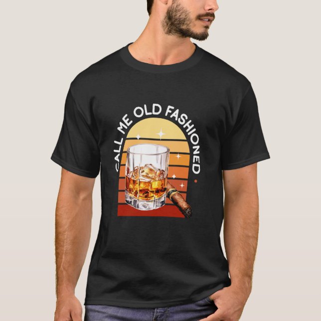 Camiseta Charuto E Bourbon Me Chame De Antigo (Frente)