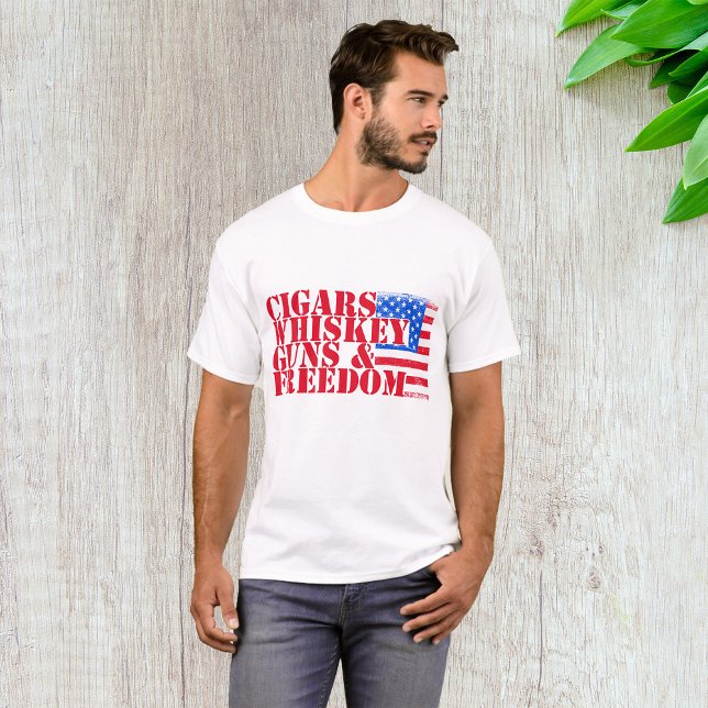 Camiseta Charutos Uísque Armas E Liberdade (Criador carregado)