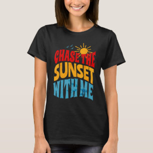 Camiseta Chase o pôr do sol comigo Retro Vibes para o Verão