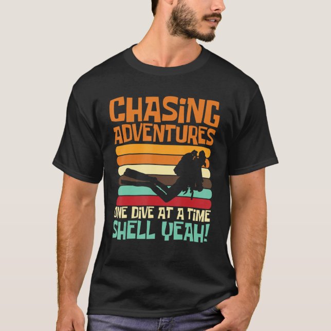 Camiseta Chasing Adventures One Dive at a Time, Shell Yeah_ (Frente)