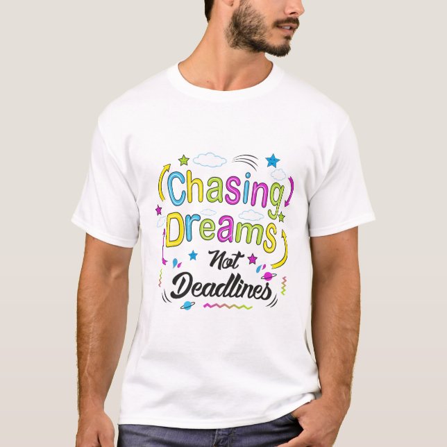 Camiseta Chasing Dreams Not Deadlines – Motivational Quote  (Frente)