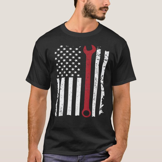 Camiseta Chave de Mecânico com Design Patriótico da Bandeir (Frente)