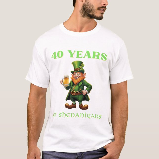 Camiseta Cheeky Saint Patrick's 40th Birthday Over The Hill (Frente)