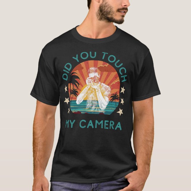 Camiseta Cheeky Você Tocou No Meu Tee Da Câmera - Witty Pho (Frente)