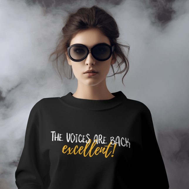 Camiseta Cheeky Voices Te (Funny dark humor tee – “The voices are back… excellent!” shirt for quirky, sarcastic minds)
