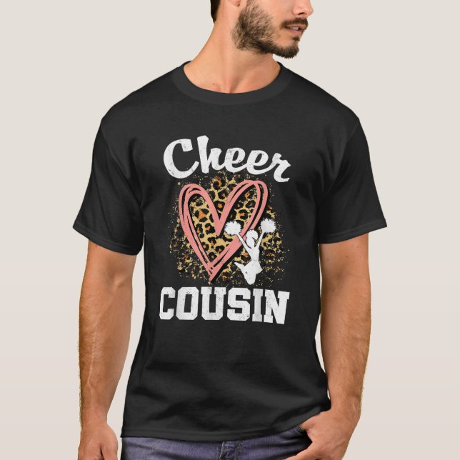 Camiseta Cheer Cousin Leopard Heart Cheerleader (Frente)