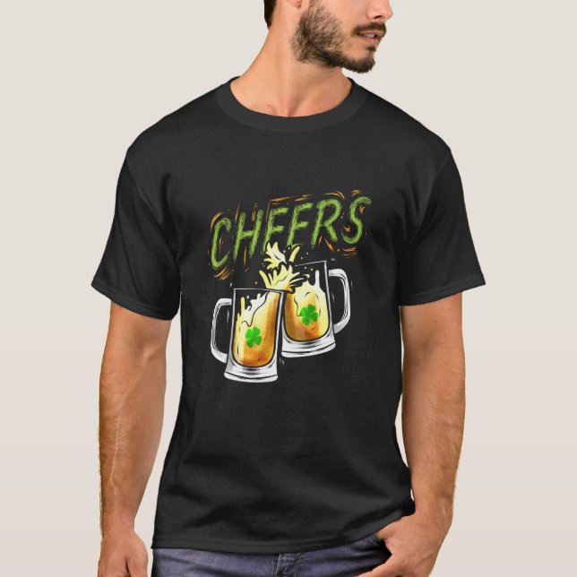 Camiseta Cheers With Beers And Shamrock For St Patricks Day (Frente)