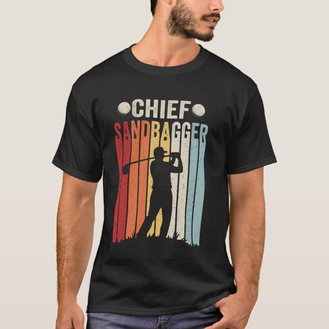 Camiseta Chefe do Design de Golfe Sandbagger - Sandbagger (Frente)