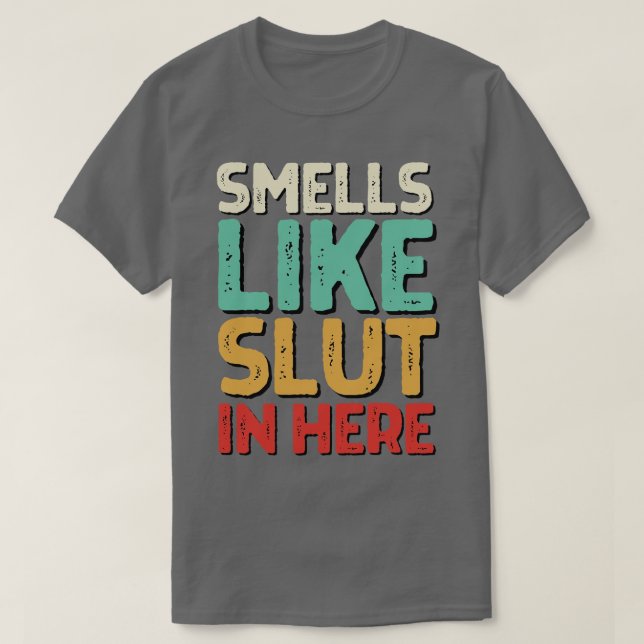 Camiseta Cheira Como Aqui O Humor Adulto Engraçado Ofensivo (Frente do Design)