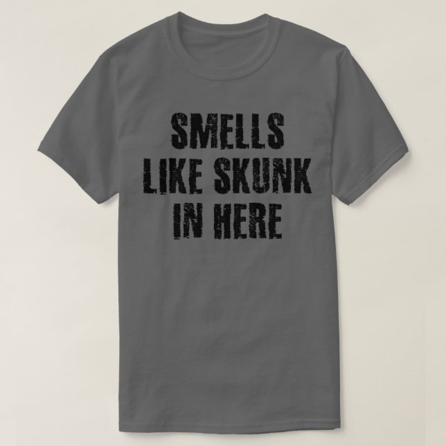 Camiseta Cheira Como O Skunk Aqui 2 (Frente do Design)