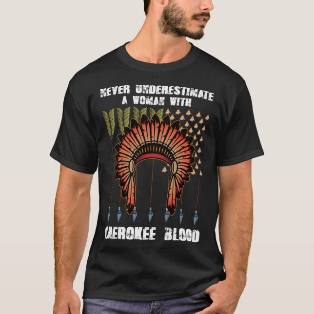 Camiseta Cherokee Pride Feathers Native American (Frente)