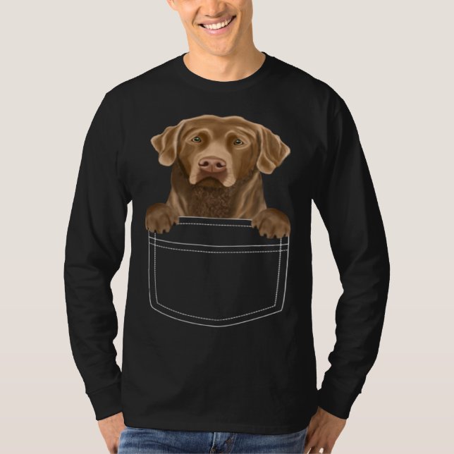 Camiseta Chesapeake Bay Retriever Dog In Pocket  Dog (Frente)