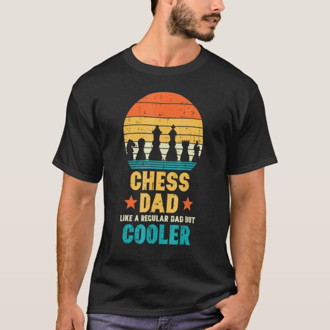 Camiseta Chess Dad Regular But Cooler Retro Fathers Day (Frente)