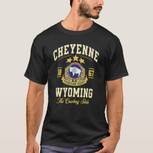 Camiseta Cheyenne WY EST 1867 Wyoming Flag EUA Varsity Styl