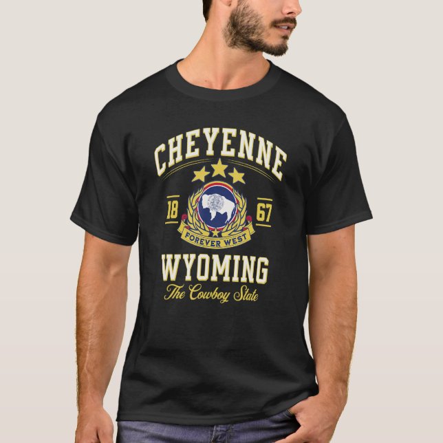 Camiseta Cheyenne WY EST 1867 Wyoming Flag EUA Varsity Styl (Frente)