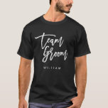 Camiseta Chic Trendy Brush White Script Group<br><div class="desc">Camiseta com as palavras "Team Groom" em um roteiro branco de pincel de moda que é perfeito para padrinhos de casamento e melhores homens. Para outros itens correspondentes, consulte aqui https://www.zazzle.com/collections/119250194970828530?rf=238364477188679314 Personalize-o substituindo o texto do marcador de posição. Para obter mais opções, como alterar a fonte e seu tamanho, cor...</div>