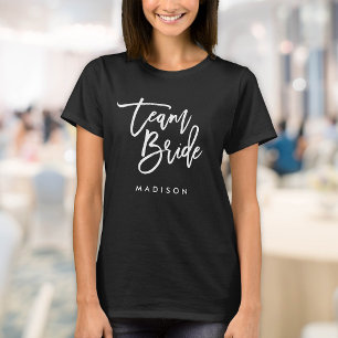 Camiseta Chic Trendy Brush White Script Team Bride