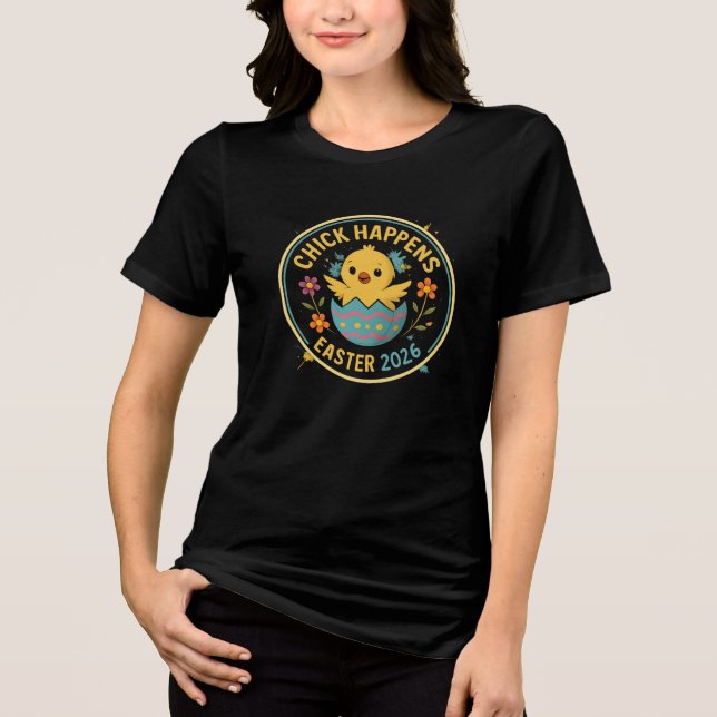 Camiseta Chick Happens – Design de Insígnia de Páscoa 2026 (Frente)