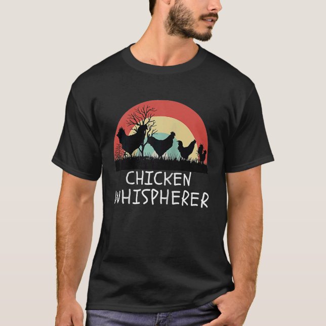 Camiseta Chicken Whisperer with Retro Sunset  Backyard Chic (Frente)