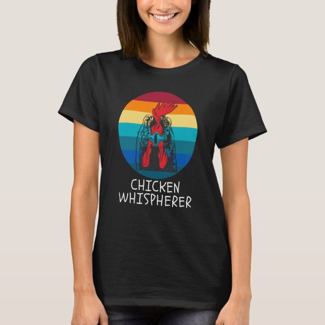 Camiseta Chicken Whisperer with Retro Sunset Backyard Chick (Frente)