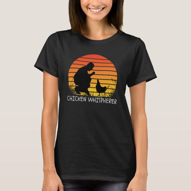 Camiseta Chicken Whisperer with Retro Sunset Backyard Chick (Frente)