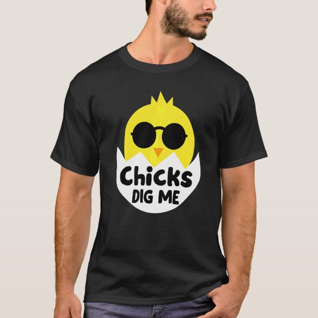 Camiseta Chicks Dig Me Cute Easter Egg Hunt With Sunglasses (Frente)