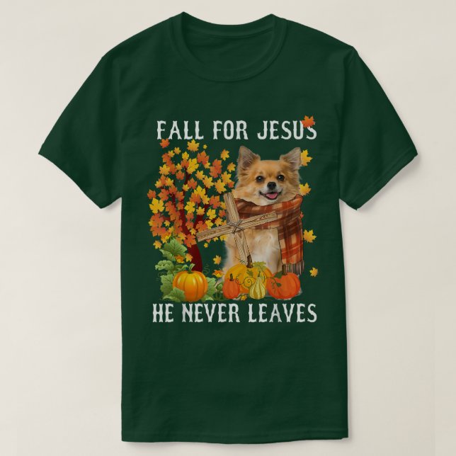 Camiseta Chihuahua Autumn Cai Por Jesus Ele Nunca Sai (Frente do Design)