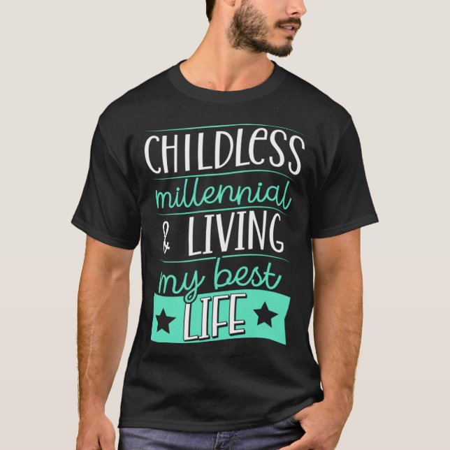 Camiseta Childless Millennial And Living My Best Life 2 (Frente)