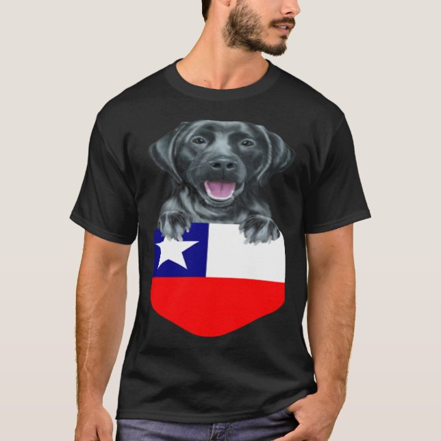 Camiseta Chile Flag Black Labrador Retriever Dog In Pocket (Frente)