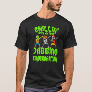 Camiseta Chillin com meu Zombie Pumpkin Skeleton Kindergart
