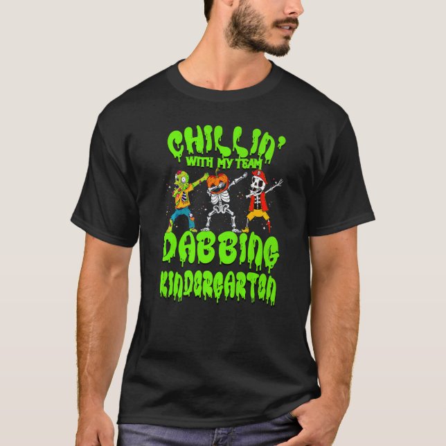Camiseta Chillin com meu Zombie Pumpkin Skeleton Kindergart (Frente)