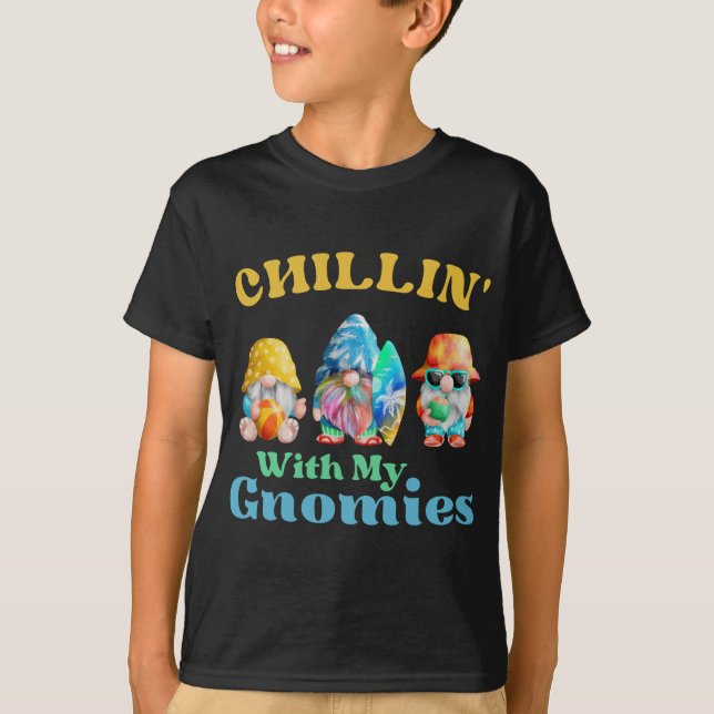 Camiseta Chillin com meus gnomies Beach com surfboar (Frente)