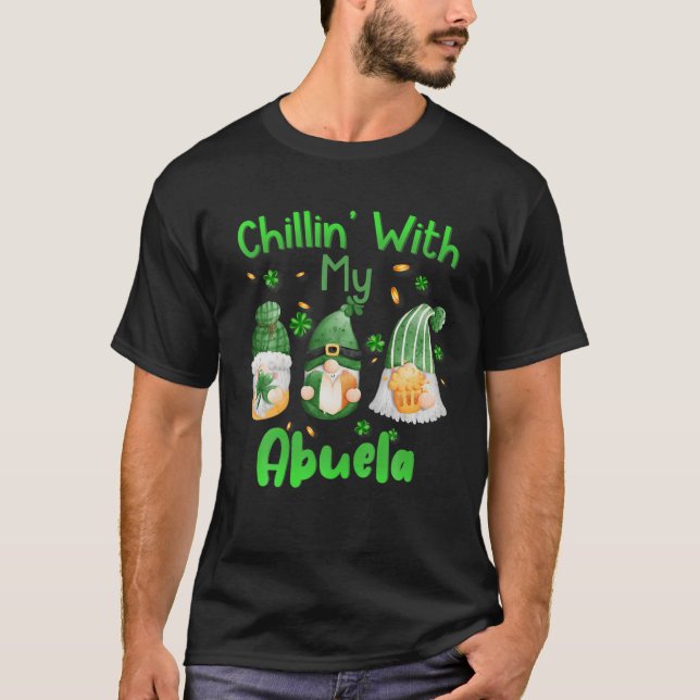 Camiseta Chillin With My Abuela Green Plaid Gnomes St Patri (Frente)